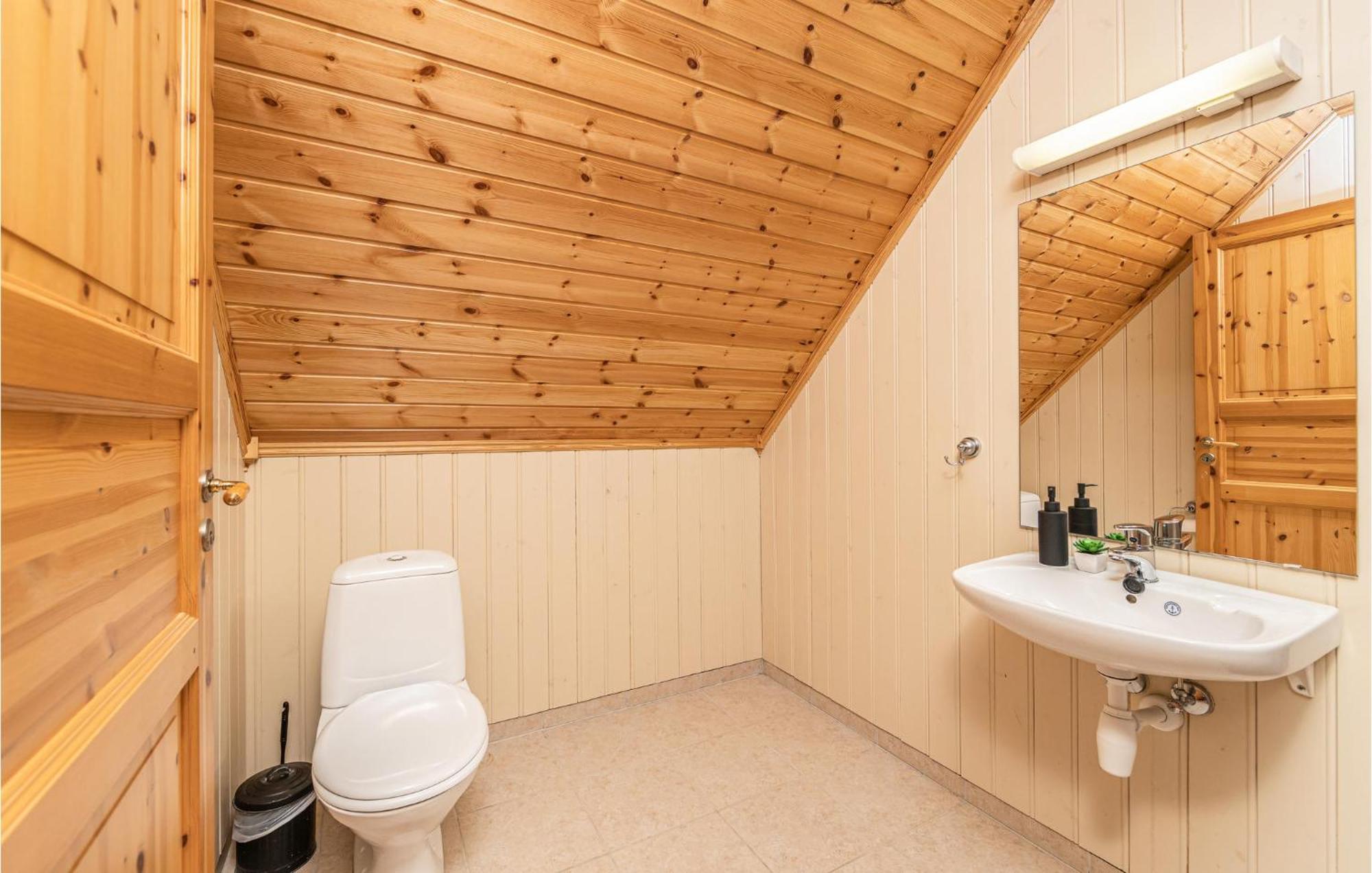 Awesome Home In Kvamsoy With Jacuzzi Sandvik  외부 사진