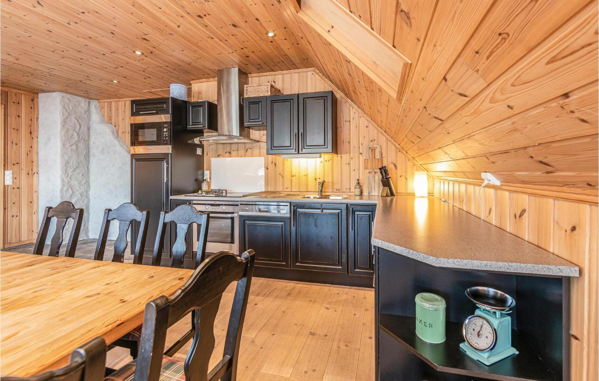 Awesome Home In Kvamsoy With Jacuzzi Sandvik  외부 사진