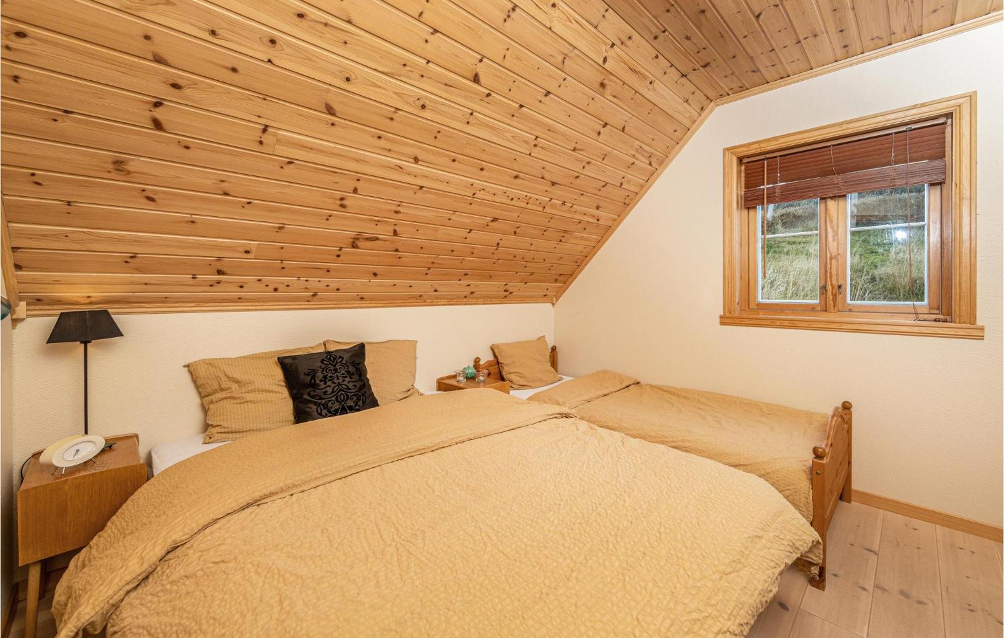 Awesome Home In Kvamsoy With Jacuzzi Sandvik  외부 사진