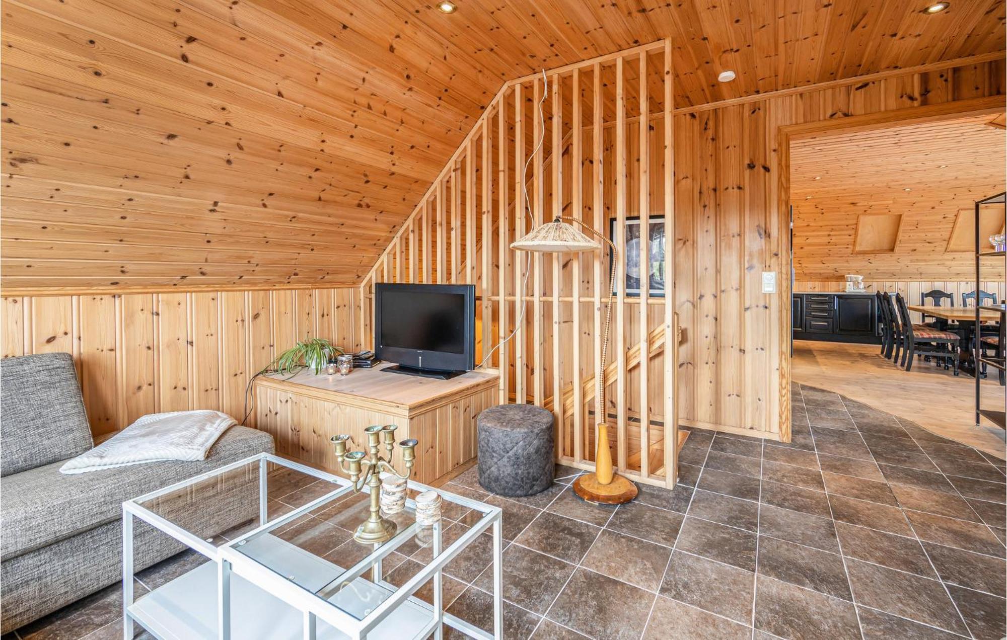 Awesome Home In Kvamsoy With Jacuzzi Sandvik  외부 사진