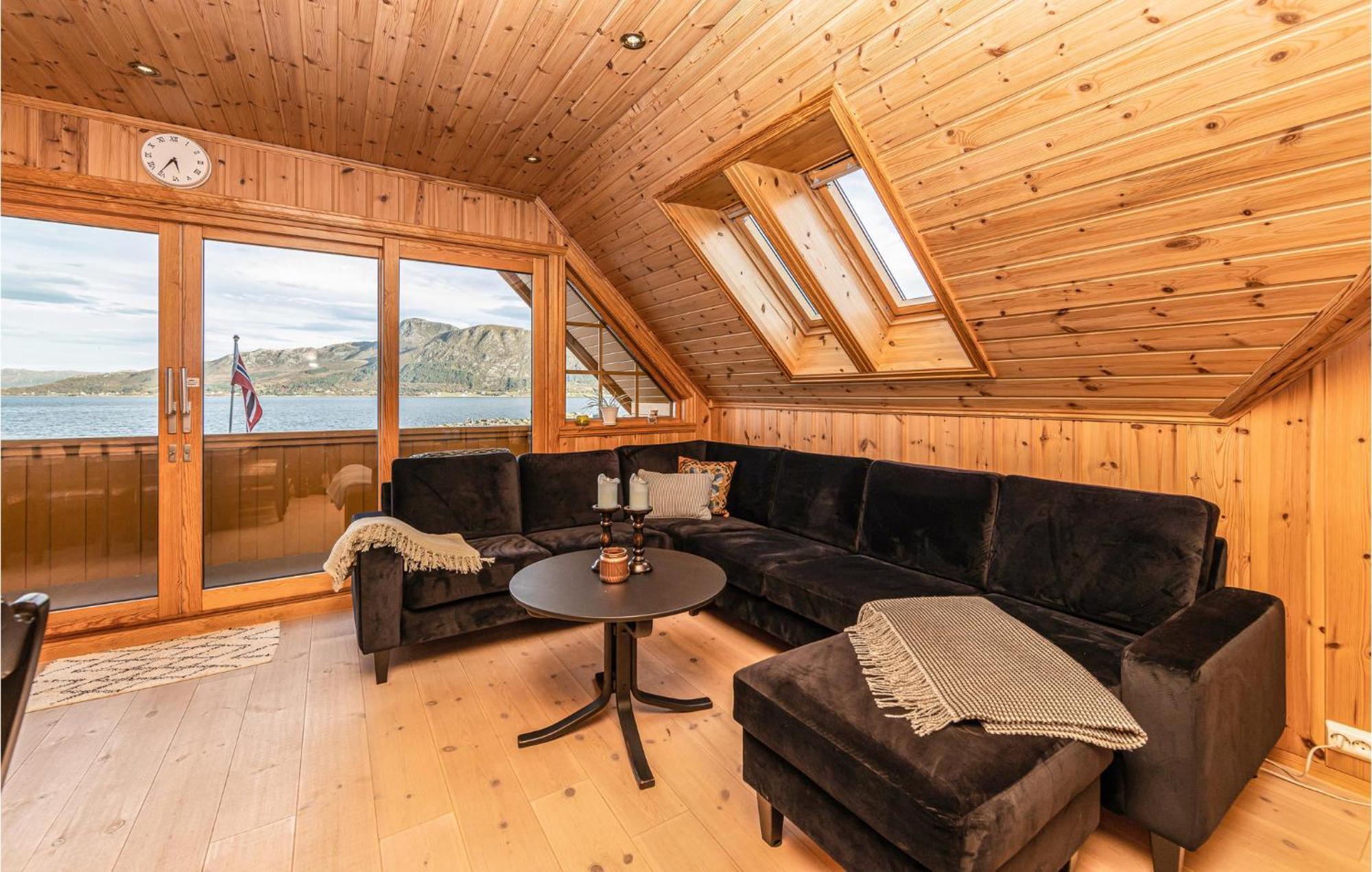 Awesome Home In Kvamsoy With Jacuzzi Sandvik  외부 사진