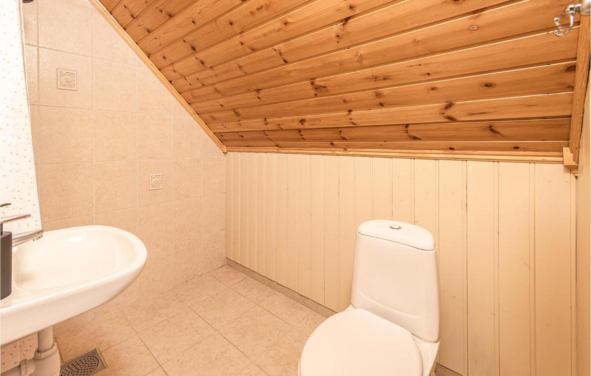 Awesome Home In Kvamsoy With Jacuzzi Sandvik  외부 사진