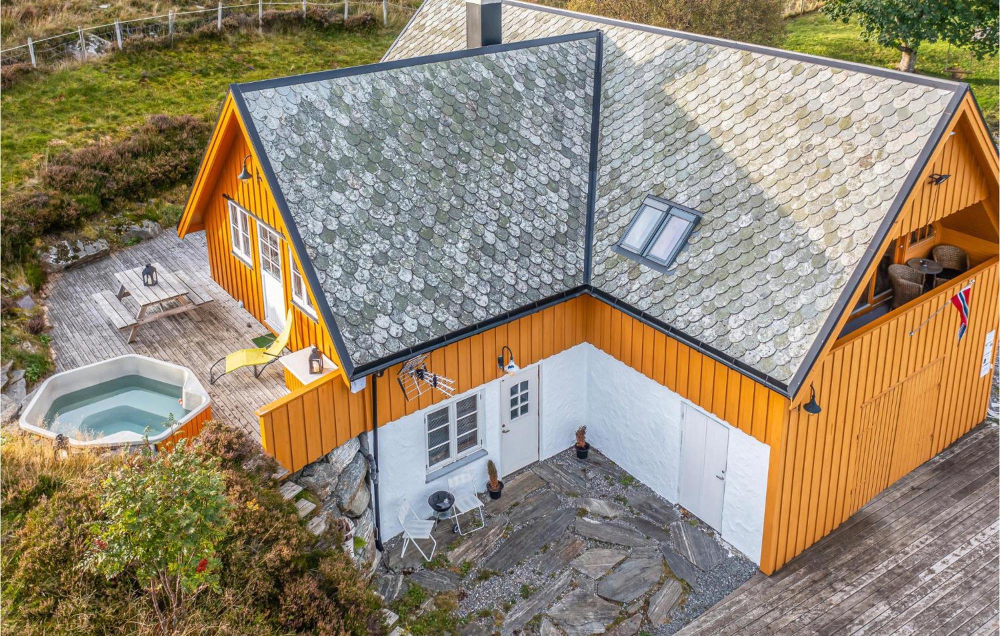 Awesome Home In Kvamsoy With Jacuzzi Sandvik  외부 사진
