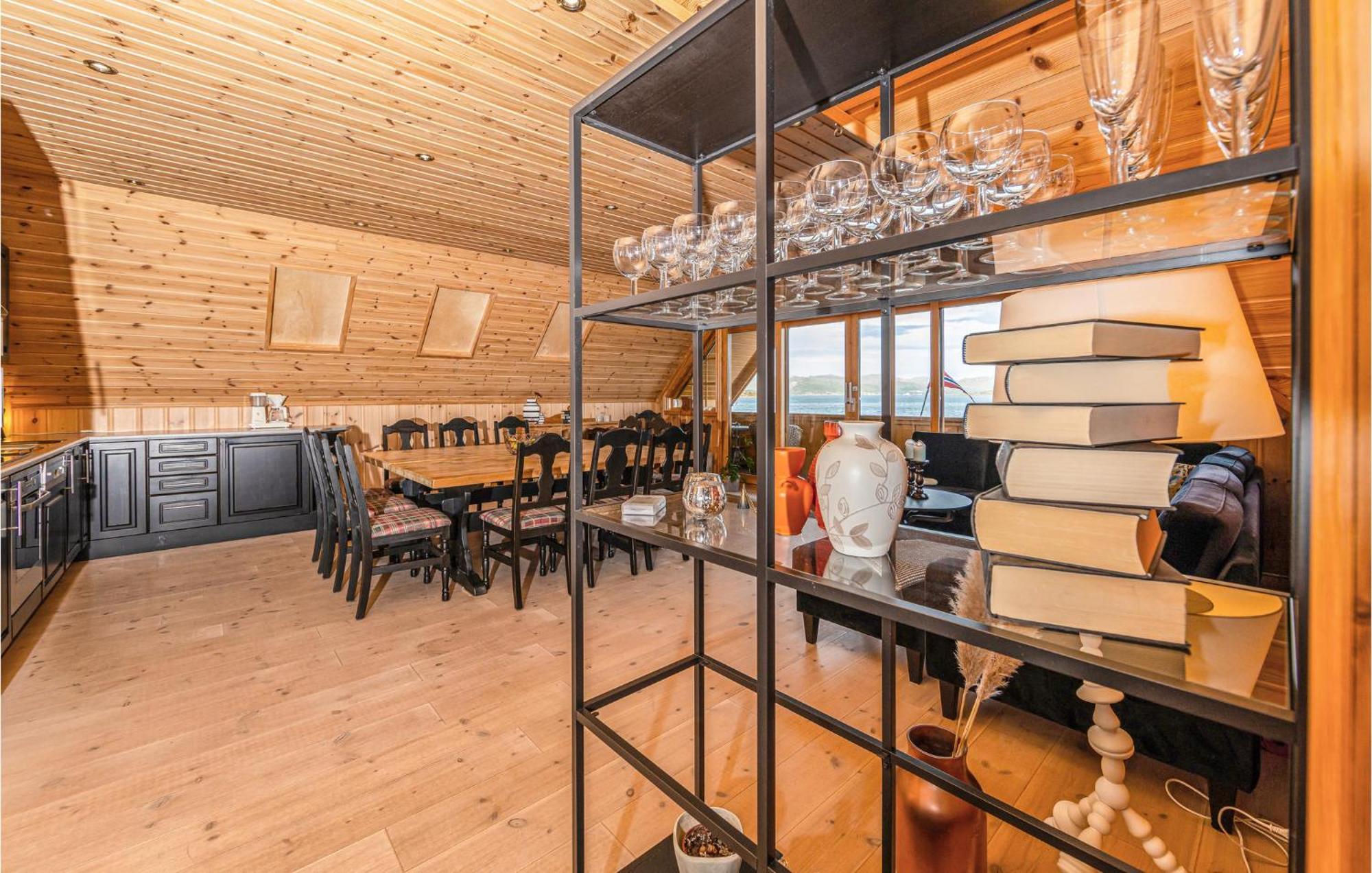 Awesome Home In Kvamsoy With Jacuzzi Sandvik  외부 사진
