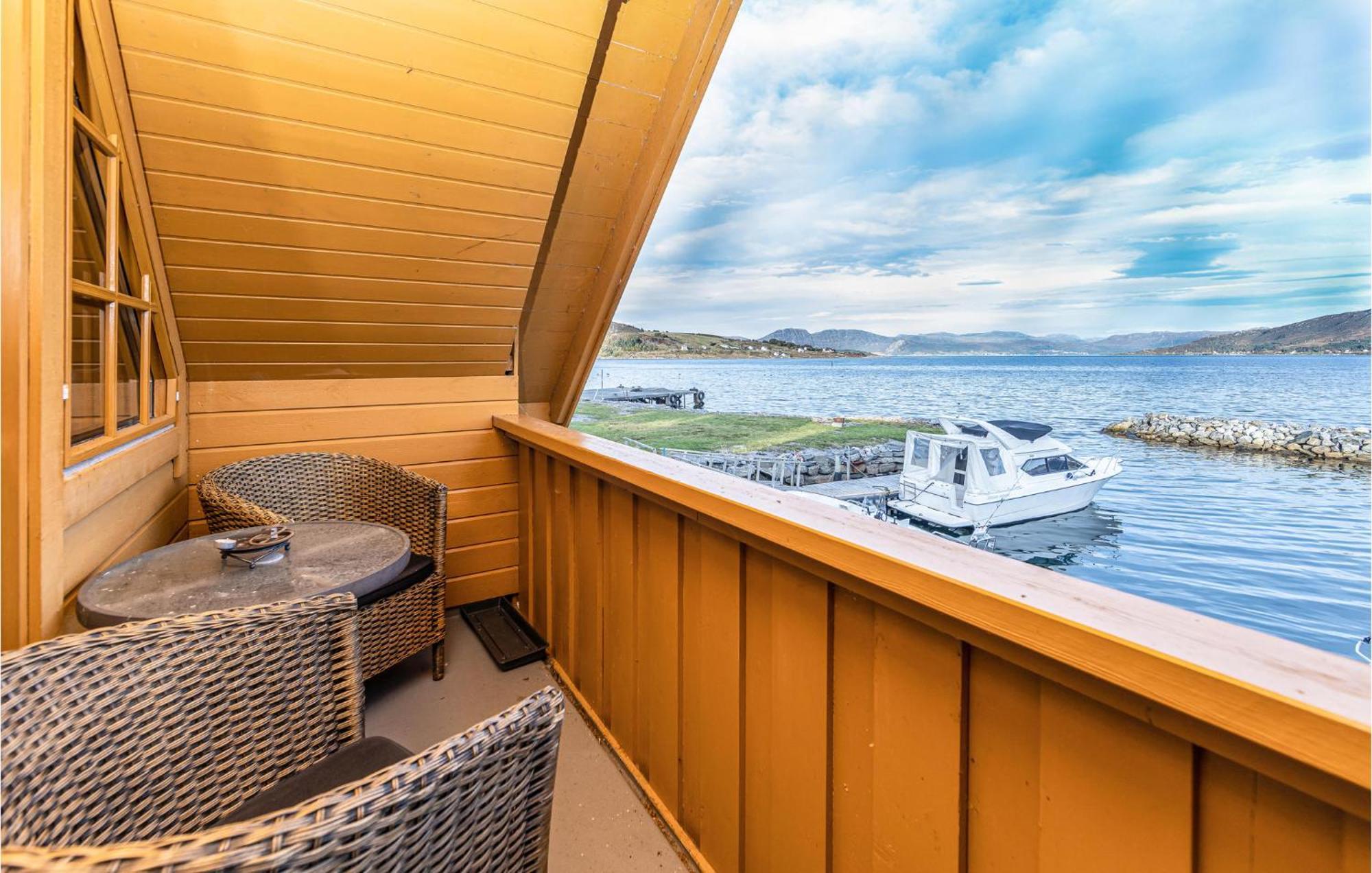 Awesome Home In Kvamsoy With Jacuzzi Sandvik  외부 사진